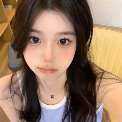 在深灰色的箱子中